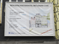 906440 Afbeelding van het bouwbord 'REALISATIE BOETIEKHOTEL MET GRAND-CAFÉ', aan de gevel van het pand Ganzenmarkt 24 ...